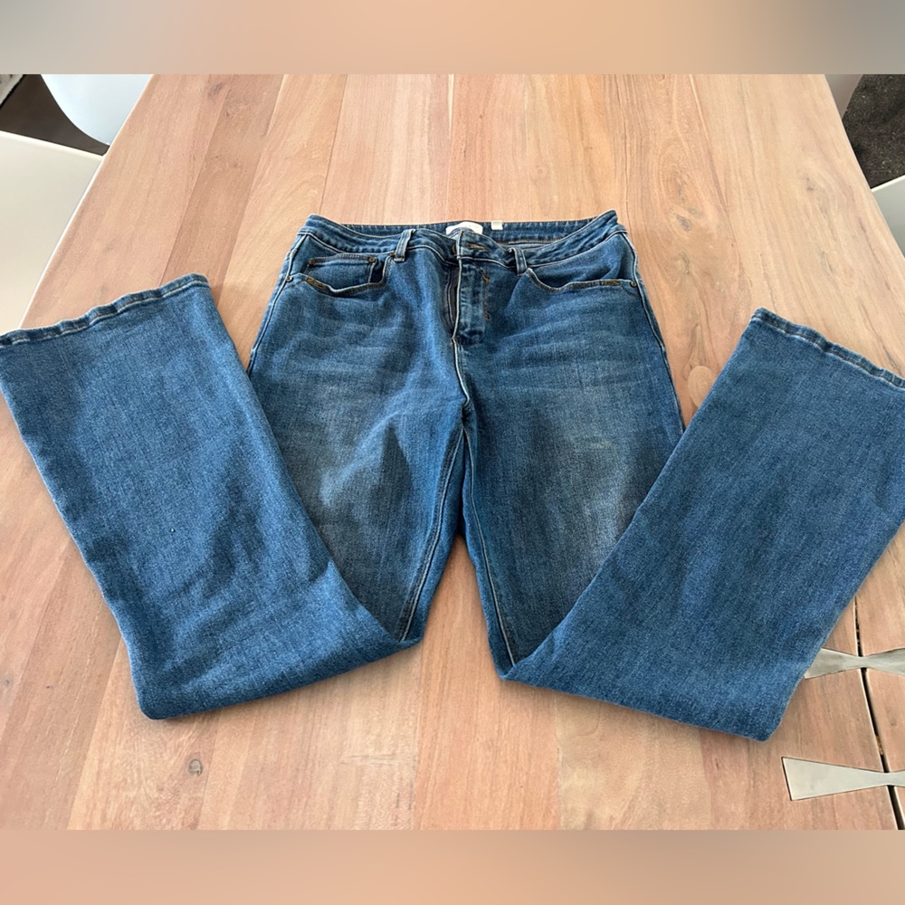 Woman’s boot cut jeans a loves a size 30 Boot cut high rise